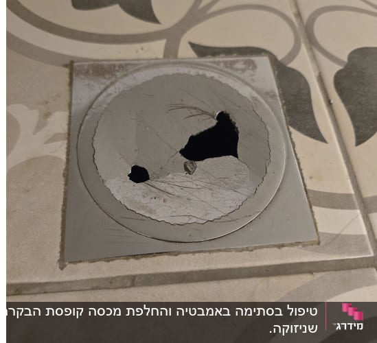 פתח ניקוז ברצפה עם אריחים דקורטיביים